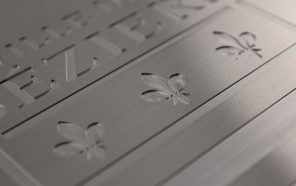 Usinage de texte sur une surface métallique