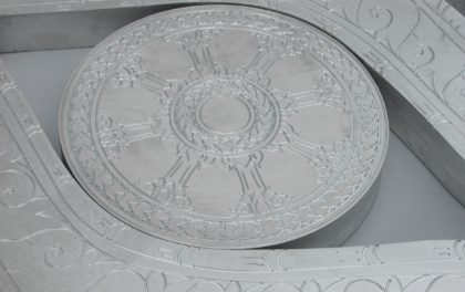 Gravure de motifs sur une pièce métallique
