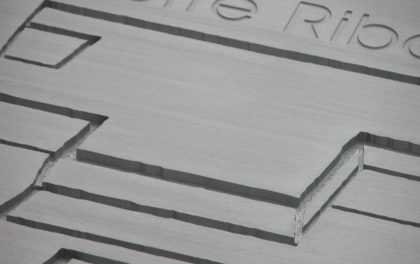 Usinage d'une rainure sur une plaque métallique
