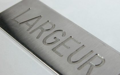 Gravure par usinage d'un texte sur plaque métallique