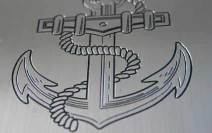 Usinage par gravure d'un motif d'ancre sur une plaque métallique