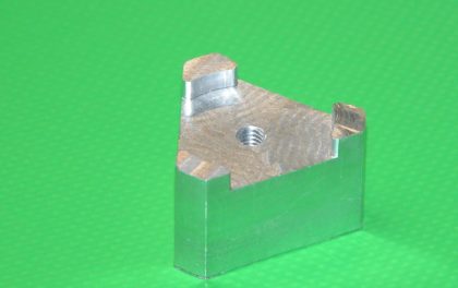 Usinage de pièces triangulaires en aluminium sur mesure