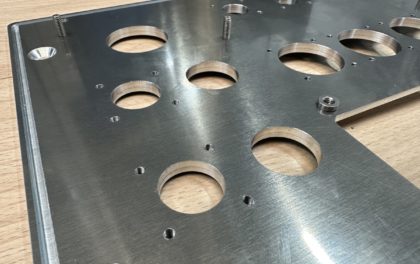 Usinage et perçage d'une plaque métallique