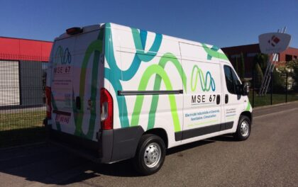 Marquage de véhicule, incluant des designs personnalisés pour promouvoir votre entreprise sur la route.