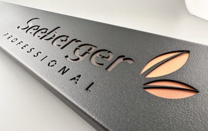Découpe laser d'un logo de marque