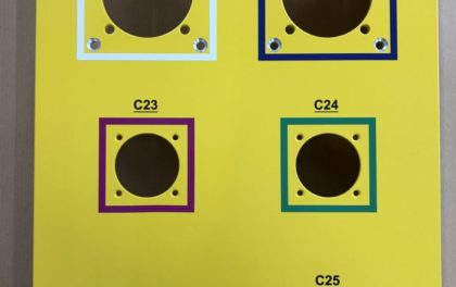 Impression par sérigraphie de signalétique sur la face avant