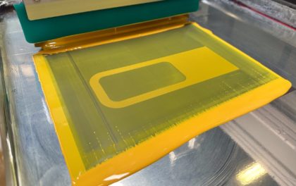 Application d'une couche d'encre par une machine de sérigraphie