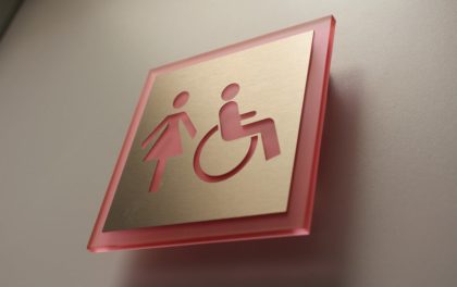 Panneau signalétique indiquant l'accès aux personnes en situation de handicap.