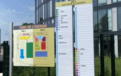 Panneaux signalétiques et plan d'accès détaillé